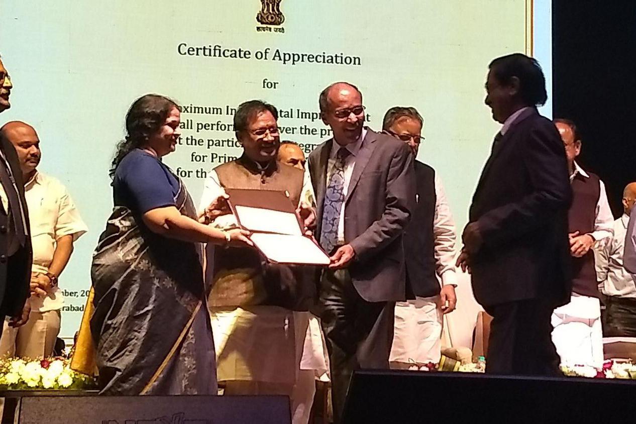 Steel Secretary presents Certification of Appreciation to RINL