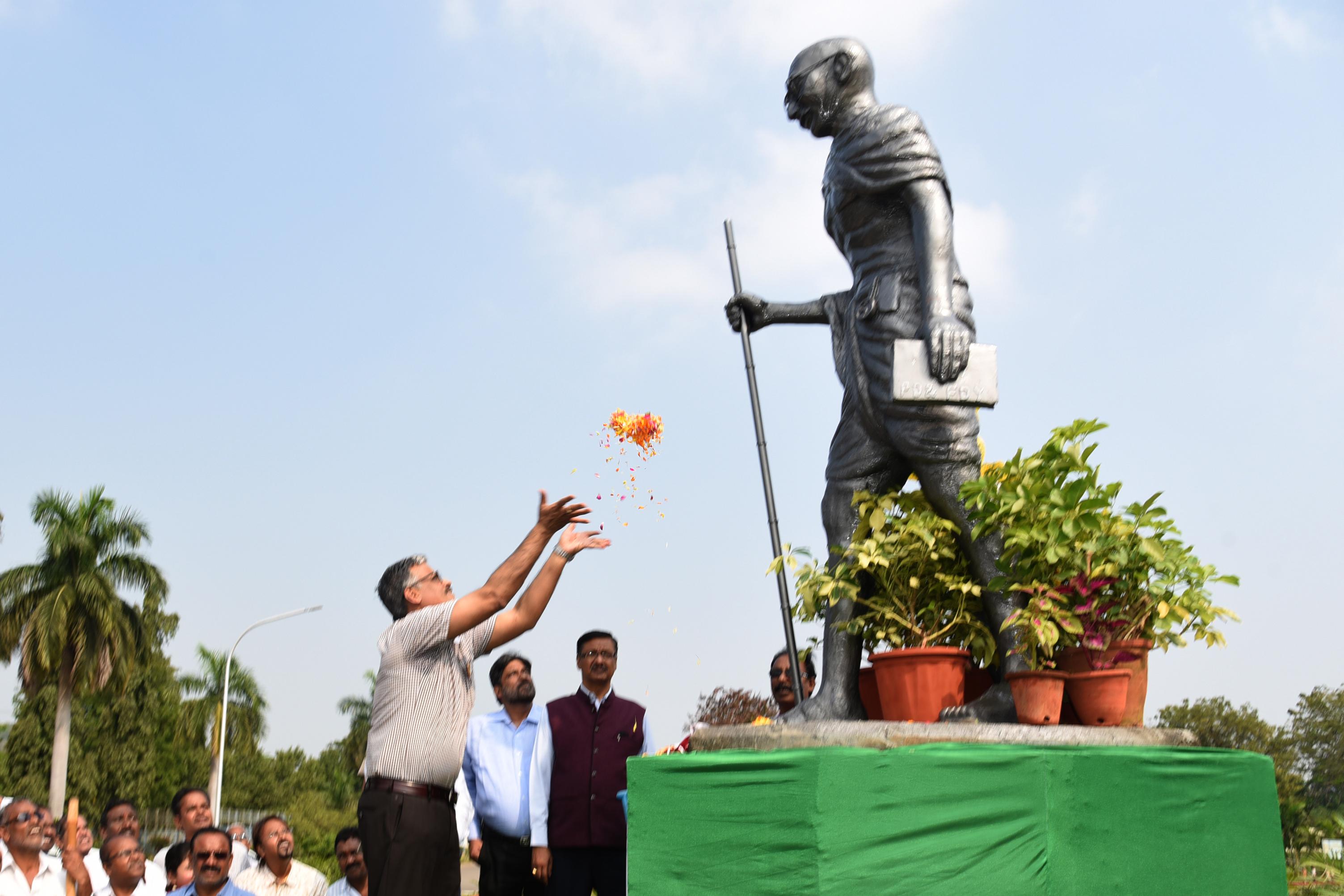 Sri PK Rath, CMD, RINL unveils Mahatma Gandhi Statue in Admn Building